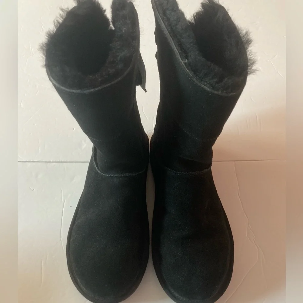 UGG SZ 7 Women's Black Suede Winter Boots faux fur lining and Bow detail